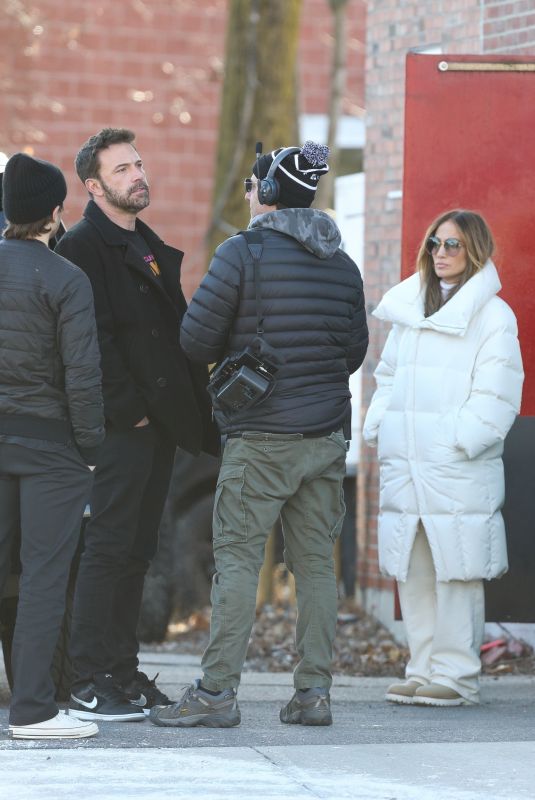 JENNIFER LOPEZ Visits Ben Affleck on the Set in Medford 01/10/2023