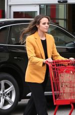 JINGER DUGGAR Shopping at Trader Joe