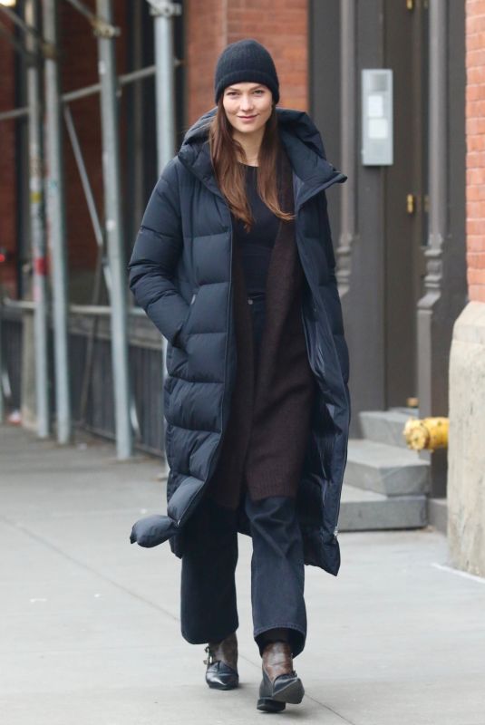 KARLIE KLOSS Out and About in New York 01/08/2023