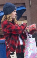 KATE MARA Shopping at Lassens Natural Foods & Vitamins in Los Feliz 01/04/2023