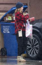 KATE MARA Shopping at Lassens Natural Foods & Vitamins in Los Feliz 01/04/2023