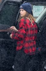 KATE MARA Shopping at Lassens Natural Foods & Vitamins in Los Feliz 01/04/2023