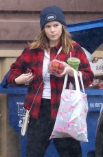 KATE MARA Shopping at Lassens Natural Foods & Vitamins in Los Feliz 01/04/2023