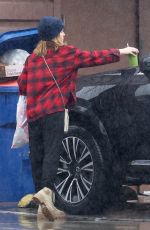 KATE MARA Shopping at Lassens Natural Foods & Vitamins in Los Feliz 01/04/2023