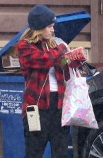 KATE MARA Shopping at Lassens Natural Foods & Vitamins in Los Feliz 01/04/2023