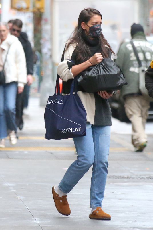 KATIE HOLMES Leaves Her Apartment in New York 01/13/2023