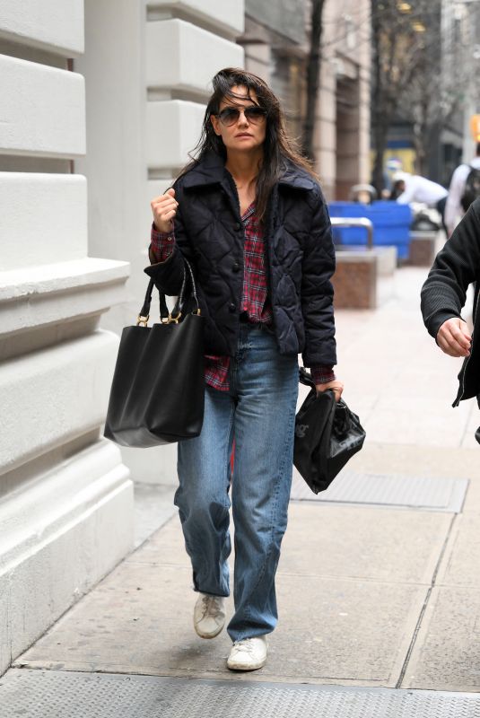 KATIE HOLMES Out and About in New York 01/03/2023