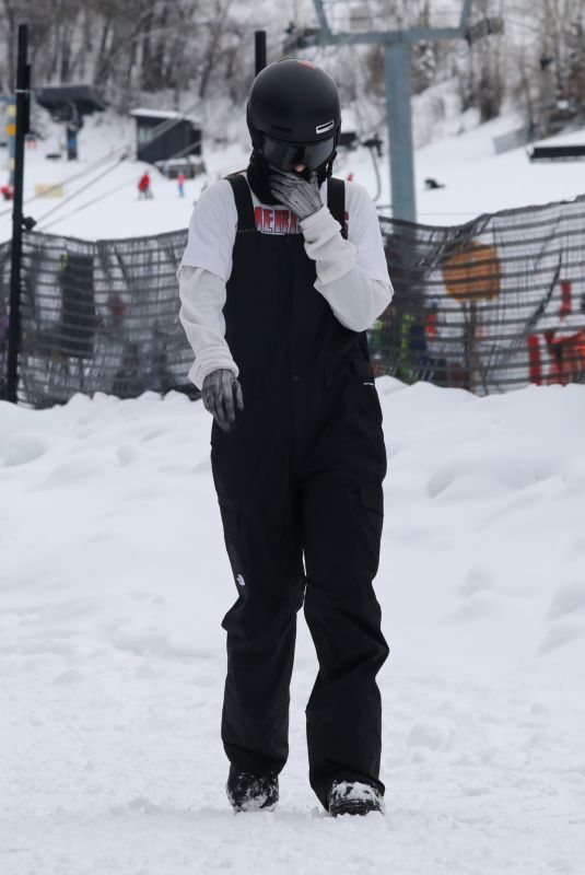 KENDALL and KYLIE JENNER Join Friends for a Fun Fay of Dnowboarding in Aspen 12/31/2022