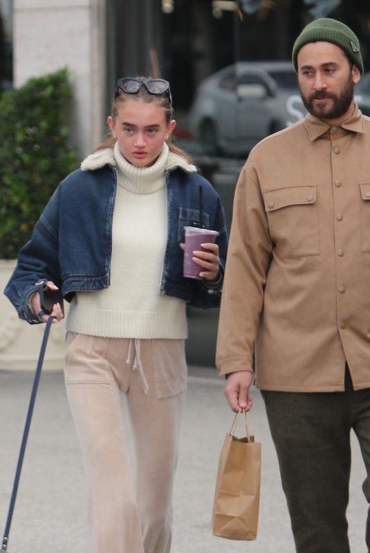 LENI KLUM Out with Her Dog and a Friend on Sunset Plaza in West Hollywood 01/19/2023