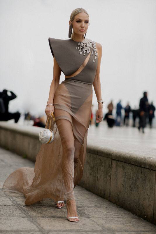 LEONIE HANNE Arrives at Stephane Rolland Spring Summer 2023 Haute Couture Show in Paris 01/24/2023