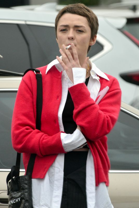 MAISIE WILLIAMS Out Smoking at Beverly Glen Shopping Center in Beverly Hills 12/30/2022
