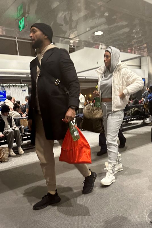 NICOLE MURPHY Out with a Mystery Man at Aspen Airport 01/04/2023