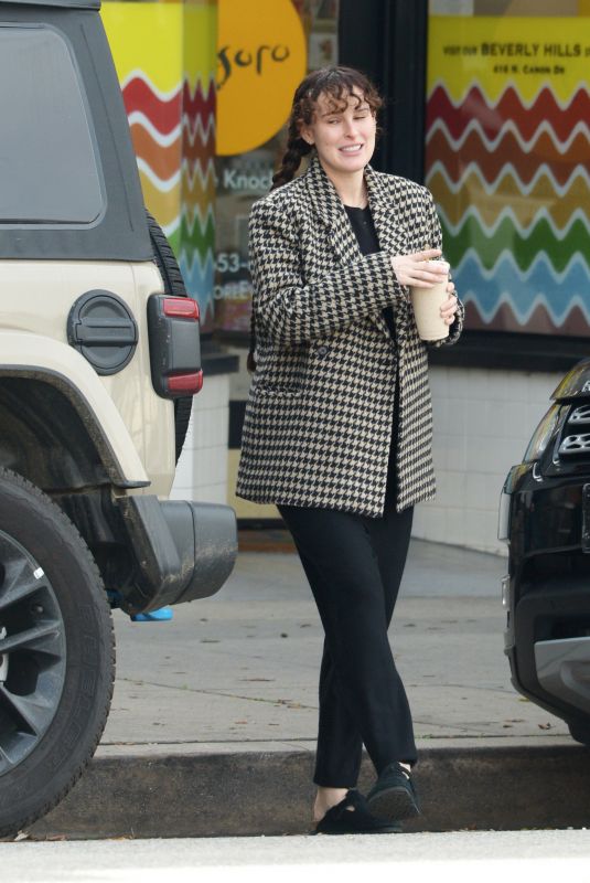 Pregnant RUMER WILLIS Out for Fresh Squeezed Juices at Beverly Hills 01/12/2023