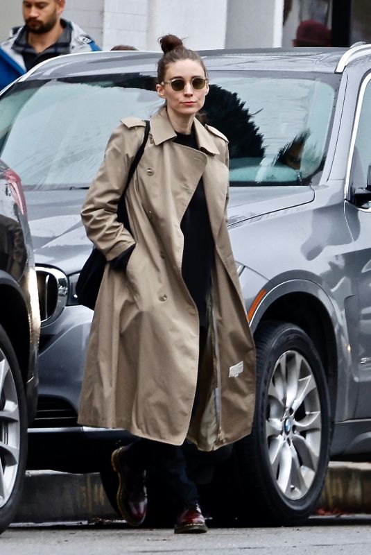 ROONEY MARA Shopping at Trader Joe’s in Studio City 12/31/2022