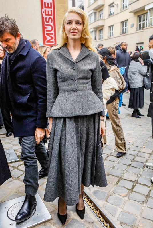 SABINE GETTY Arrives at Christian Dior Haute Couture Spring Summer 2023 Show at Paris Fashion Week 01/23/2023