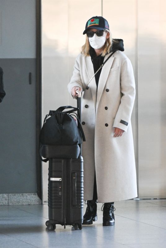 SARAH MICHELLE GELLAR Arrives at JFK Airport in New York 01/30/2023
