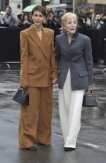 SARAH PAULSON Aarrives at Fendi Show at Paris Fashion Week 01/26/2023