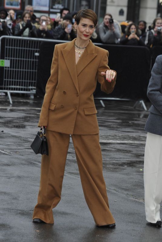 SARAH PAULSON Aarrives at Fendi Show at Paris Fashion Week 01/26/2023