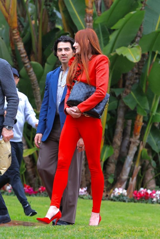 SOPHIE TURNER and Joe Jonas Return to Their Hotel with Sophie’s Parents in Hollywood 01/30/2023