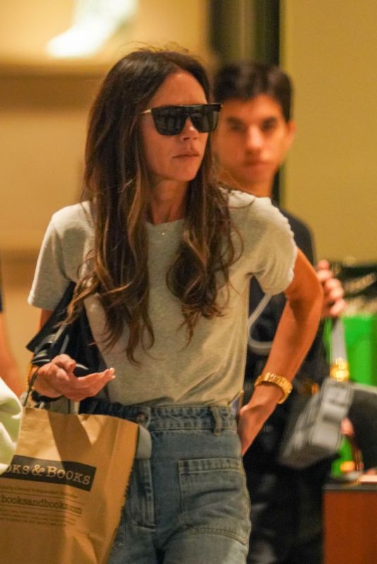 VICTORIA BECKHAM Out Shopping in Miami 01/28/2023