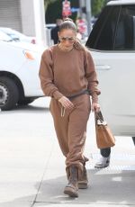 JENNIFER LOPEZ Arrives at Dance Studio in Los Angeles 02/16/2023