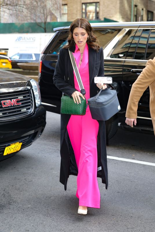 KATHERINE SCHWARZENEGGER Arrives at Her Hotel in New York 02/07/2023