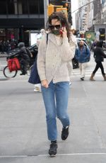 katie holmes arrives at New York theatre for rehearsals 02/07/2023