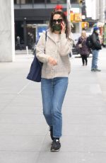 katie holmes arrives at New York theatre for rehearsals 02/07/2023