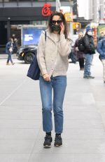 katie holmes arrives at New York theatre for rehearsals 02/07/2023