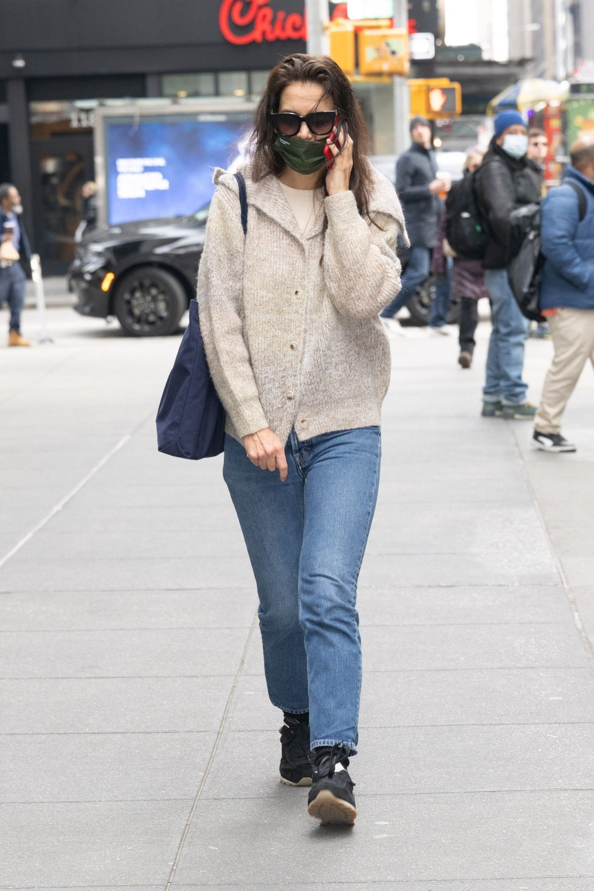 KATIE HOLMES arrives at New York theatre for rehearsals 02/07/2023 ...