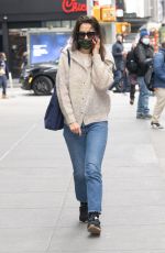 katie holmes arrives at New York theatre for rehearsals 02/07/2023