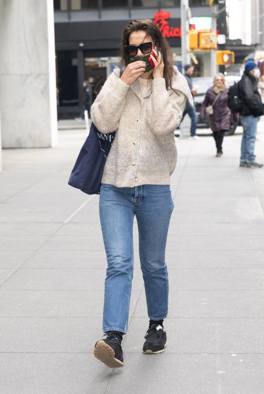 KATIE HOLMES arrives at New York theatre for rehearsals 02/07/2023