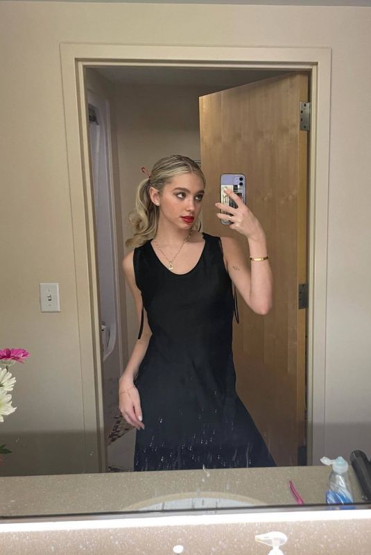 LILIA BUCKINGHAM - Instagram Photos and Video 02/21/2023