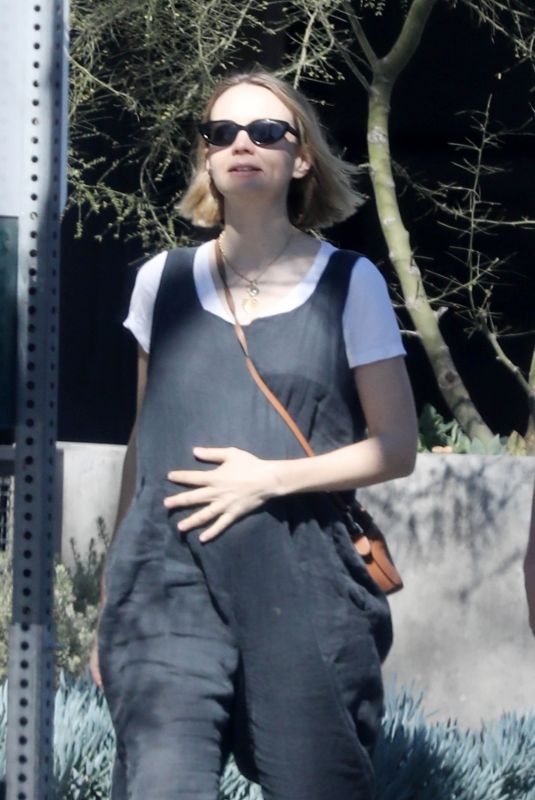 Pregnant CAREY MULLIGAN Heading to Alfred in West Hollywood 02/07/2023