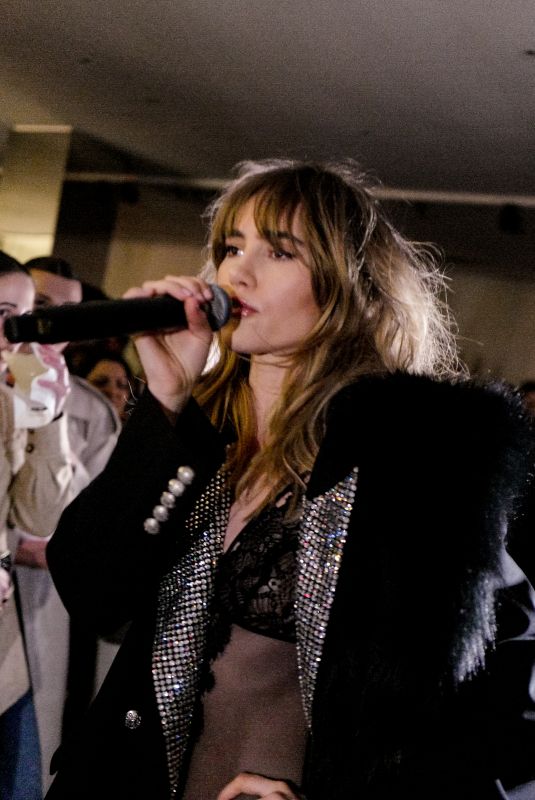 SUKI WATERHOUSE at Veronica Beard Fall 2023 Ready to Wear Fashion Show in New York 02/14/2023