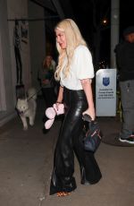TORI SPELLING Out for Dinner at Craig