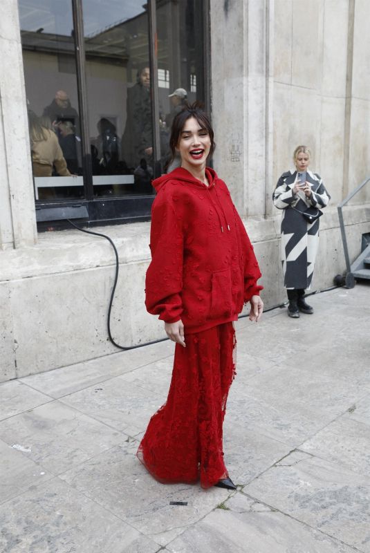 AMY JACKSON Arrives at Elie Saab Womenswear Fall/Winter 2023-2024 Show at Paris Fashion Week 03/04/2023