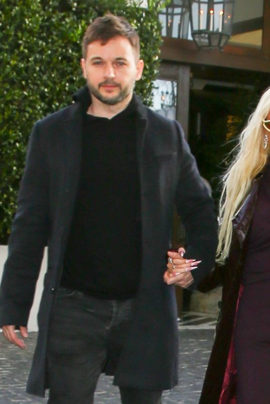 CHRISTINA AGUILERA Leaves Cecconi