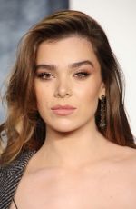 HAILEE STEINFELD at Vanity Fair Oscar Party in Beverly Hills 03/12/2023