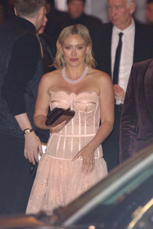 HILARY DUFF Leaves 2023 Vanity Fair Oscar Party in Los Angeles 03/12/2023