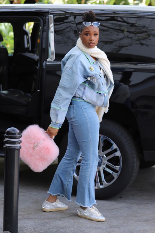 JENNIFER HUDSON Arrives at Lakers Game in Los Angeles 03/26/2023