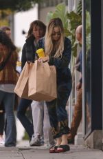 KATE HUDSON Shopping for Groceries and Coffee at La La Land Cafe in Brentwood 03/16/2023