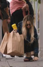 KATE HUDSON Shopping for Groceries and Coffee at La La Land Cafe in Brentwood 03/16/2023