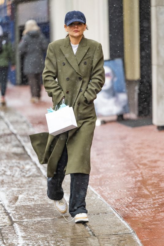 KATIE HOLMES Out Shopping in New York 03/14/2023