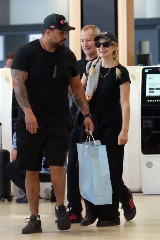 LORDE Catching a Flight Out of Perth Airport 03/19/2023