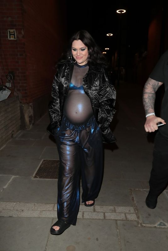 Pregnant JESSIE J Leaves Shepherd