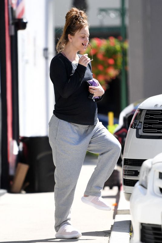 Pregnant KALEY CUOCO Leaves Helen’s Beauty Salon and Spa in Sherman Oaks 03/24/2023