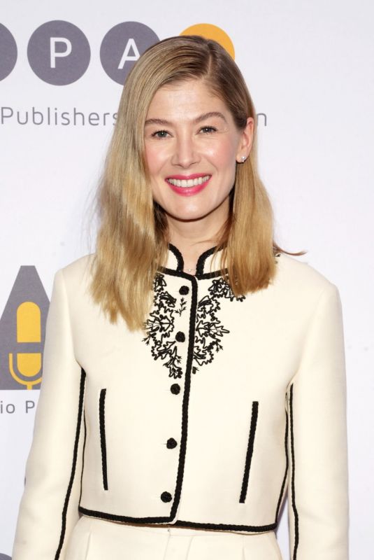 ROSAMUND PIKE at Audio Publishers Association’s 2023 Audie Awards in New York 03/29/2023