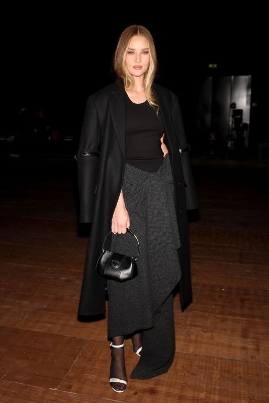 ROSIE HUNTINGTON-WHITELEY Arrives at Coperni Womenswear Fall/winter 2023-2024 Show at Paris Fashion Week 03/03/2023