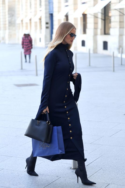 ROSIE HUNTINGTON-WHITELEY Out at Paris Fashion Week 03/02/2023